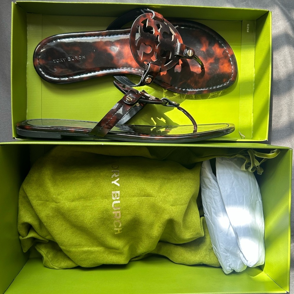 Tory Burch Tortoiseshell Miller Logo Thong Sandals in Brown and Black